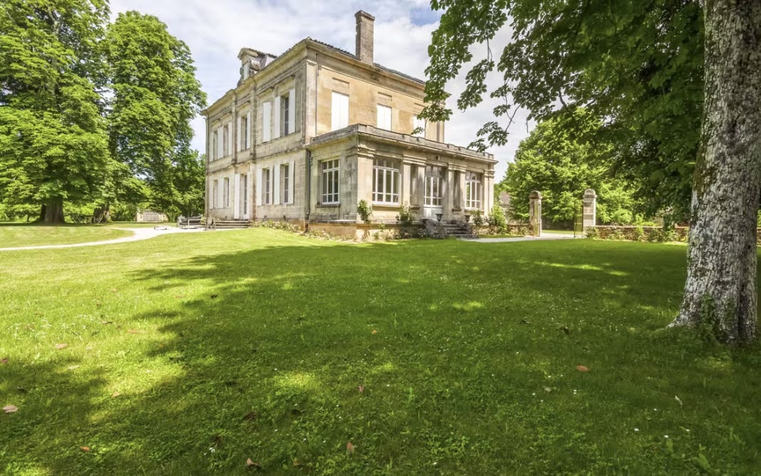 Château Le Vert grounds